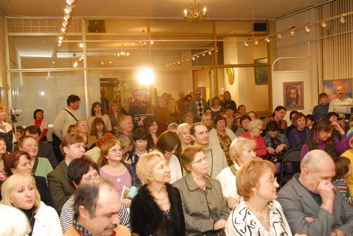 На этот вечер выставочный Зал «Творчество» превратился в театр